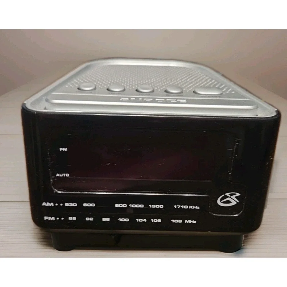 GPX Alarm Clock/ AM/FM Radio Model #CR1807 Runs on 9 Volt or Plug Tested Working